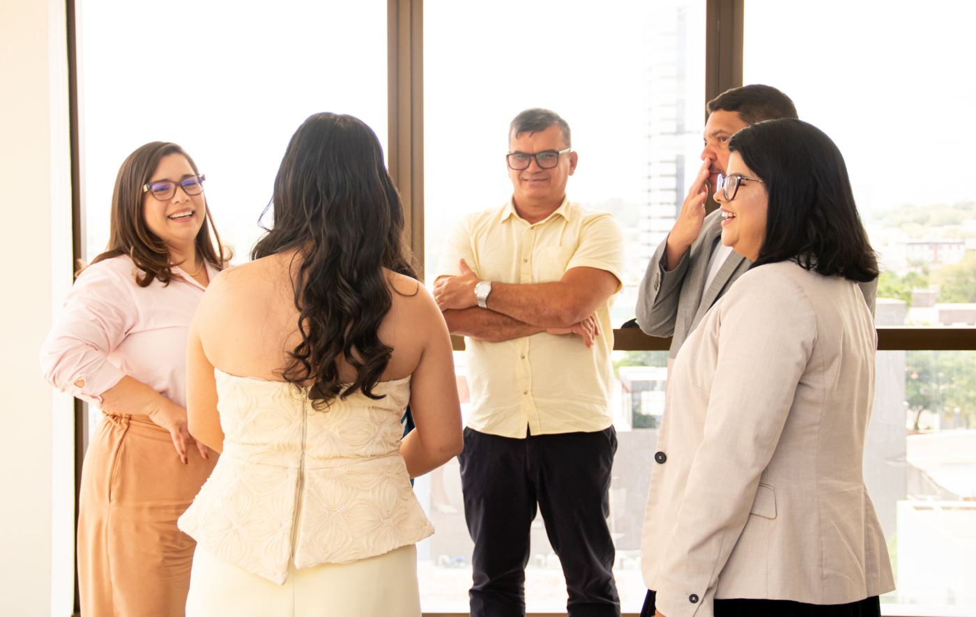 Participantes conversando no intervalo