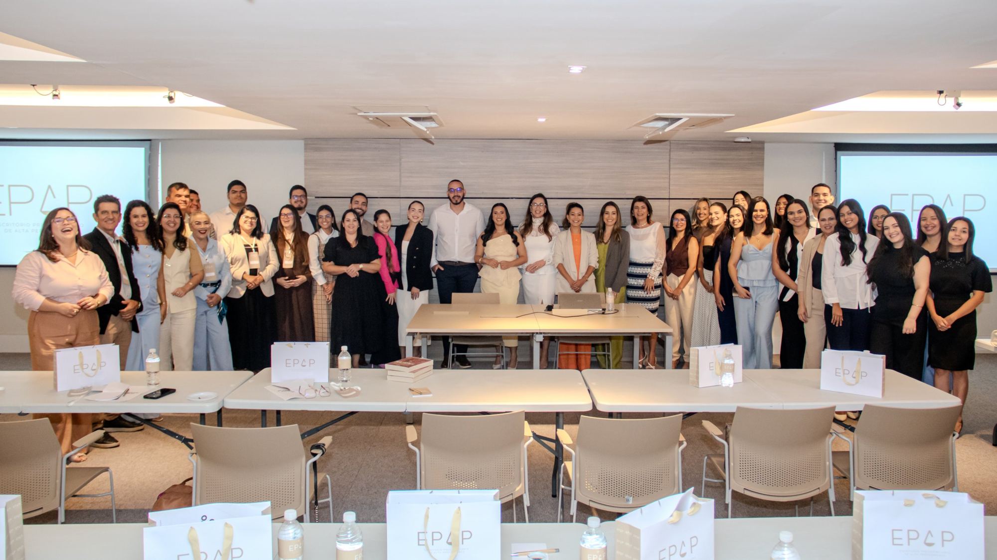 Participantes da edição anterior reunidos para a foto oficial