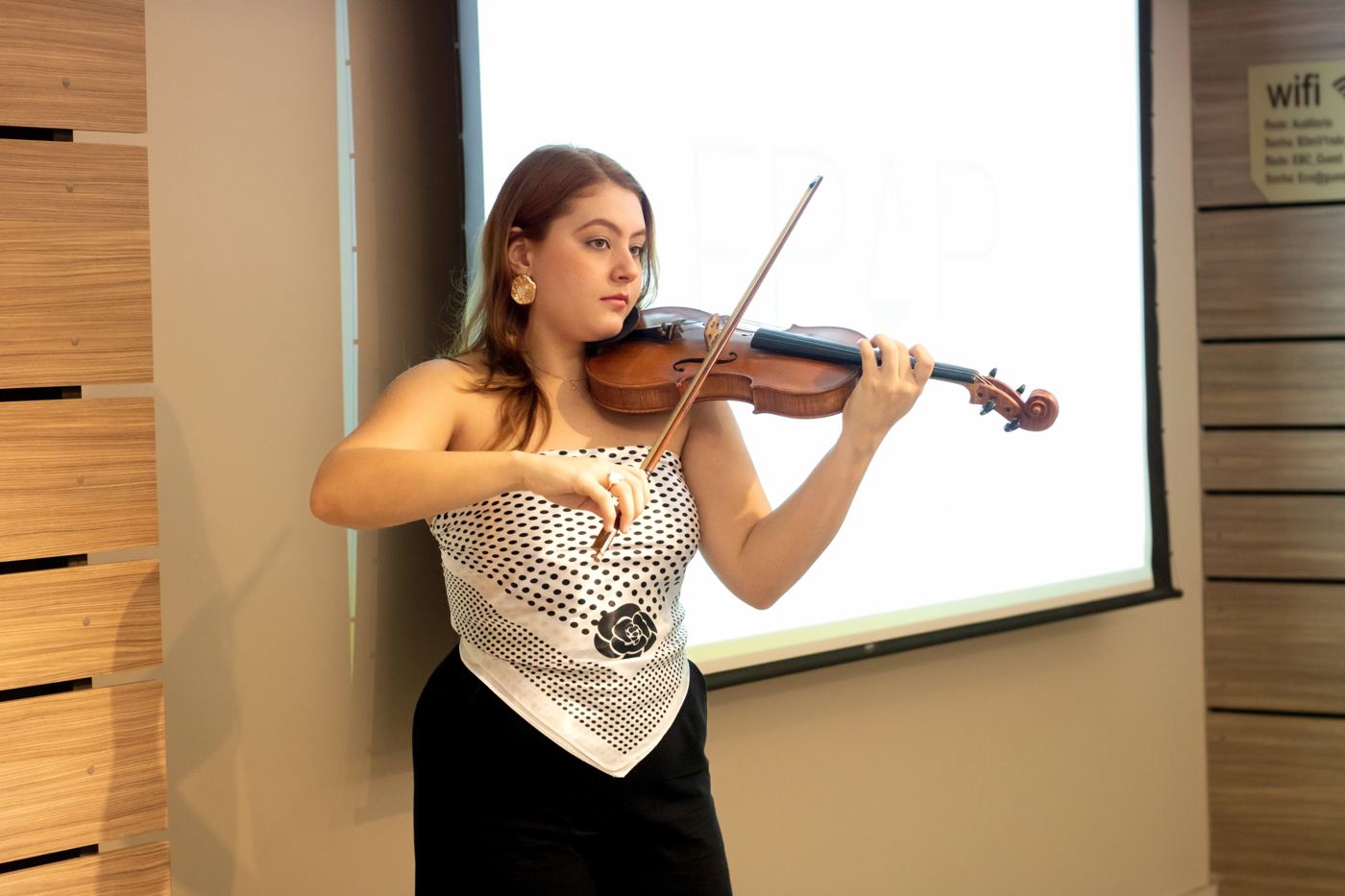 Apresentação de violino na abertura do encontro
